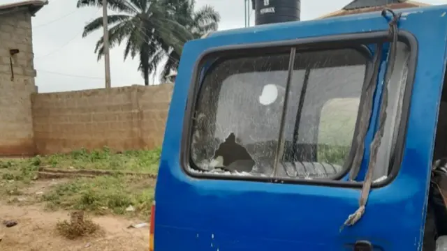 Part of di side window glass break, e be like say stong object hit am.