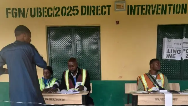 Three Inec officals siddon for bench wit one pesin wey be like voter stand for dia front