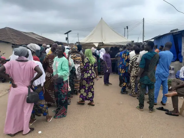 Voters arrange diasef for two lines ad dem dey wait peacefully to vote