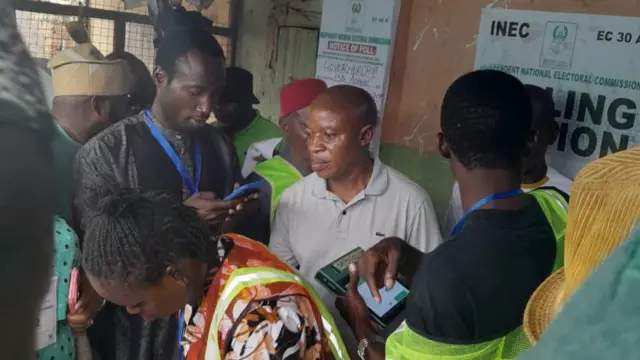 Electoral officials wey dey coordinate di election for one polling unit in Ede North, Osun State.