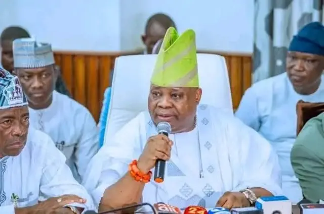 Ademola Adeleke wọ agbada funfun