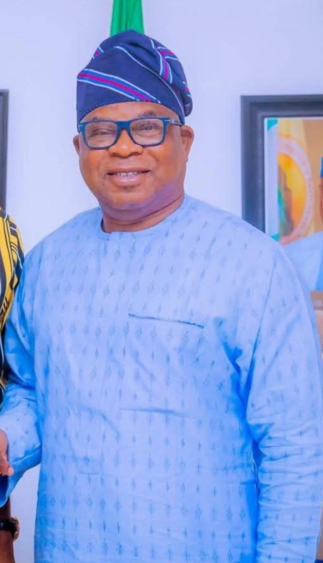 Bola Oyebamiji wọ buba olomi buluu