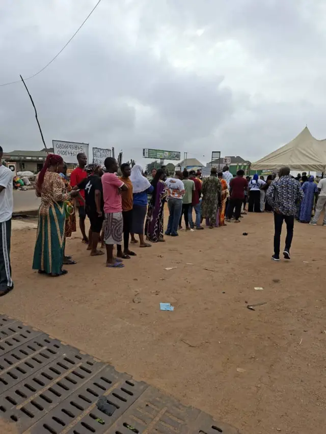 Awọn oludibo to sori ila lati dibo l'Osogbo