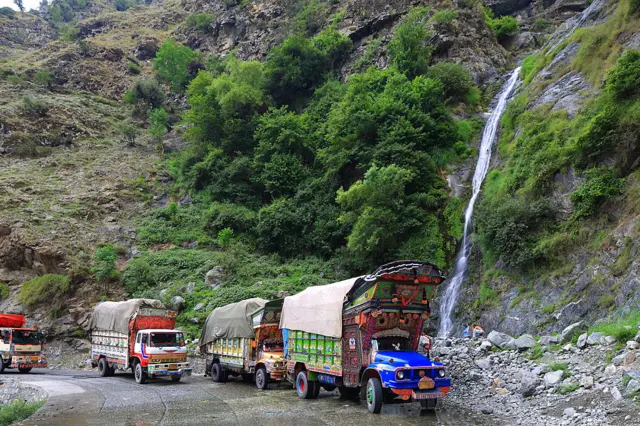 ٹرکوں کے ذریعے نقل و حمل
