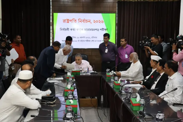 মির্জা ফখরুল ইসলাম আলমগীরের মনোনয়ন যাচাই বাছাই করছেন প্রধান নির্বাচন কমিশনার