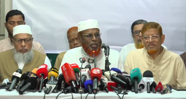 রোববার সন্ধ্যায় দলীয় কার্যালয়ে জরুরি সংবাদ সম্মেলন করে জামায়াতে ইসলামী