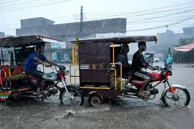 خیبرپختونخوا کے مختلف اضلاع میں تیز ہواؤں اور گرج چمک کے ساتھ بارش کا امکان