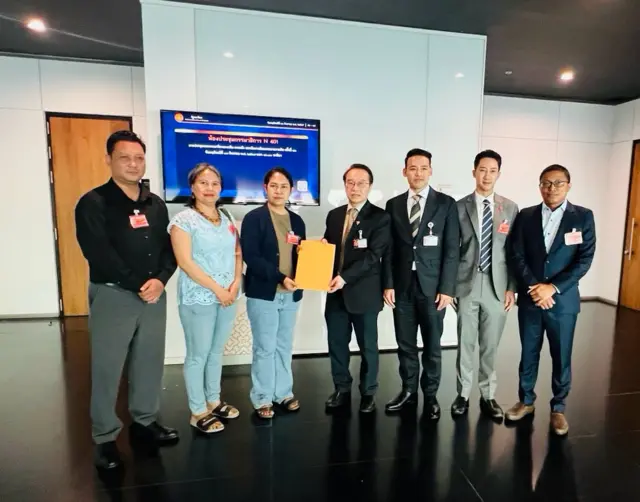 ဩဂုတ် ၁၄ ရက်က ထိုင်းအောက်လွှတ်တော် မှာ CRPH ကိုယ်စားလှယ်အဖွဲ့က ဦးမင်းအောင်လှိုင်ကို ဆန္ဒပြခဲ့တဲ့ ထိုင်းအမတ်ကို ကျေးဇူးတင်ကြောင်း စာပေးအပ်နေတဲ့ မြင်ကွင်း