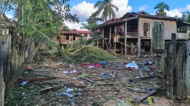 ဩဂုတ် ၁၆ ရက်မှာ စစ်တပ်က ပင်လည်ဘူးမြို့နယ်၊ ကင်းပန်းကျေးရွာကို ဗုံးကြဲတိုက်ခိုက်မှုအပြီး မြင်ကွင်း