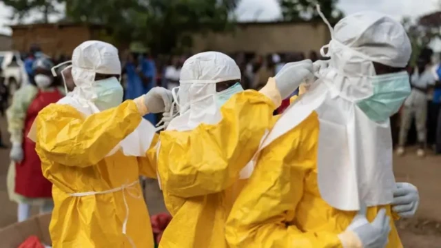 Wahudumu wa Afya wakati wa mlipuko wa Ebola nchini Uganda mwaka 2022.