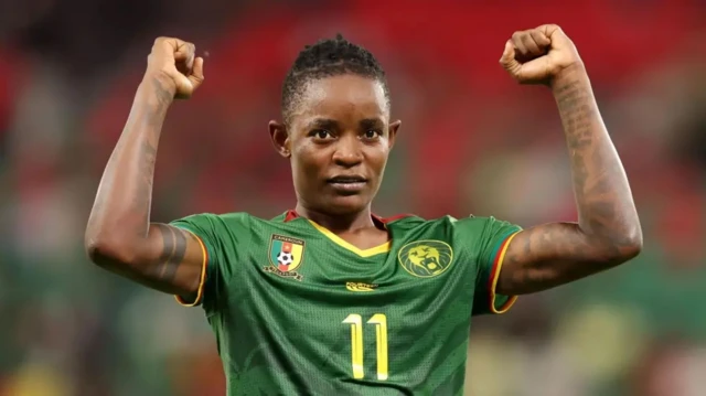 Marie Ngah Manga, umukinnyi wa Cameroon, azamuye amaboko afunze ibipfunsi
