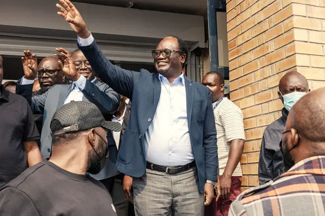 Umukandida perezida Brian Mundubile apepera abamushyigikiye ubwo yari asohotse muri radio Hot FM, i Lusaka, mu murwa mukuru wa Zambia, ku itariki ya 12 Kanama (8) mu mwaka wa 2026.
