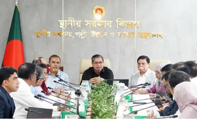 স্থানীয় সরকার বিভাগের এক সভায় প্রতিমন্ত্রী জানিয়েছেন ব্যাটারিচালিত রিকশাগুলো শুধু সৌর বিদ্যুৎ ব্যবহার করে রিচার্জ করার বিধান রেখে বিধিমালা তৈরি হচ্ছে