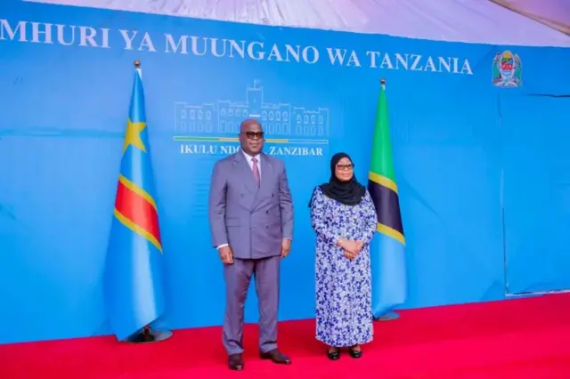Prezida wa Tanzania Samia Suluhu Hassan asuhuza umushyitsi we, Perezida wa Repubulika Iharanira Demokarasi ya Kongo (RDC) Félix Antoine Tshisekedi Tshilombo