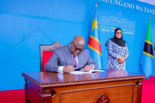 Prezida wa Tanzania Samia Suluhu Hassan asuhuza umushyitsi we, Perezida wa Repubulika Iharanira Demokarasi ya Kongo (RDC) Félix Antoine Tshisekedi Tshilombo nyuma yo kugera mu Ngoro y’Igihugu ya Zanzibar, ku ya 18 Kanama 2026.