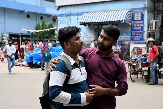 কলকাতায় হাসপাতালের বাইরে অপেক্ষা করছেন দুর্ঘটনার শিকার ব্যক্তির স্বজন