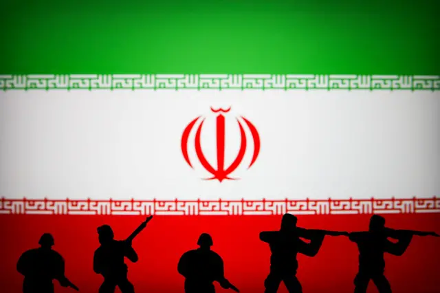 ایرانی فوج پرچم کے سامنے