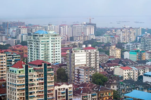 ရန်ကုန်မြို့လယ်က အဆောက်အဦးတွေ (ပုံဟောင်း)