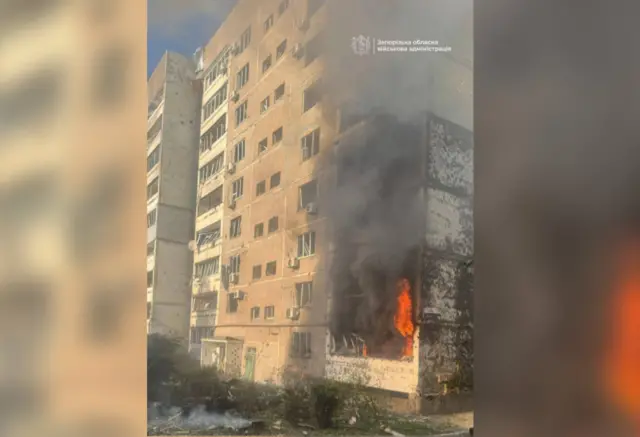 горящий дом после взрыва бомбы