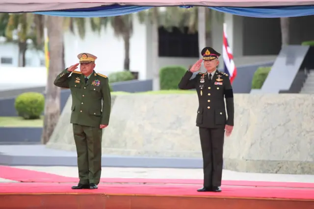 ထိုင်းစကာကွယ်ရေးဦးစီးချုပ် ဗိုလ်ချုပ်ကြီး ဥကရစ်ဘွန်တနွန်ဒါနဲ့ မြန်မာတပ်ချုပ် ဗိုလ်ချုပ်ကြီးရဲဝင်းဦး