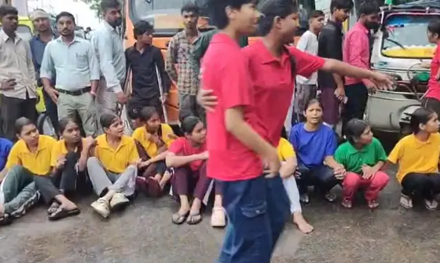 स्कूल में प्रदर्शन