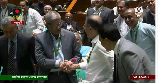 প্রধানমন্ত্রী তারেক রহমানের সাথে করমর্দন করেন নবনির্বাচিত রাষ্ট্রপতি মির্জা ফখরুল ইসলাম আলমগীর