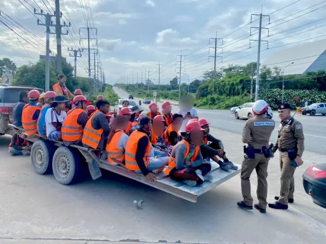 ပုံမှန်မဟုတ်တဲ့ ယာဉ်တစ်စီးနဲ့ မြန်မာလုပ်သားတွေသယ်ဆောင်ခံရ