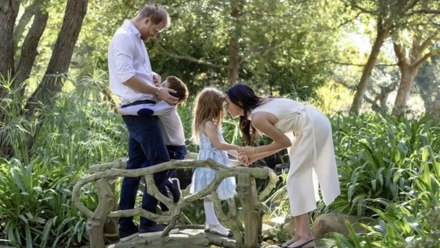 Igikomangoma Harry n’umugore we Meghan Markle, n'abana babo babiri. Umukobwa ari kumwe na mama we, umuhungu ari kumwe na se, bose baseka.