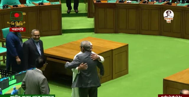 বিরোধী দলীয় নেতা শফিকুর রহমান নবনির্বাচিত রাষ্ট্রপতির সাথে কোলাকুলি করেন