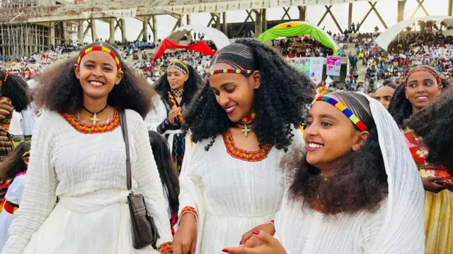 የአሸናዳ በዓል ላይ የታደሙ ነጭ የለበሱ ልጃገረዶች