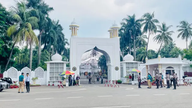 বঙ্গভবনের সামনে নিরাপত্তা বাহিনীর কয়েকজন সদস্য দাঁড়িয়ে আছেন