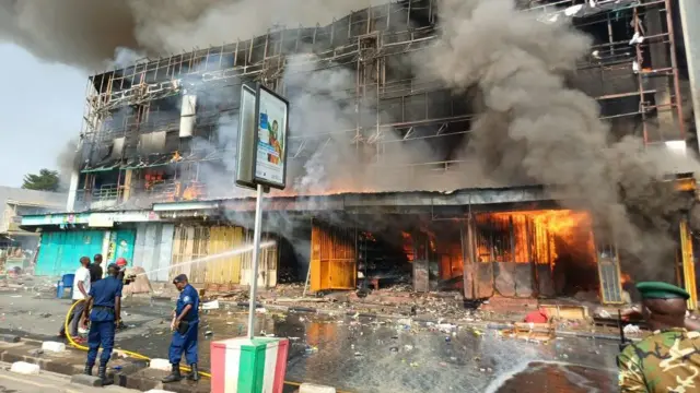 Abapolisi bariko bagerageza kuzimya, impande yabo hagaragara n'abasirikare.