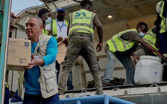 Abakozi ba UNICEF n’abo ku kibuga c’indege bariko barakira ibikoresho vy’ubuvuzi bizanywe n’indege, mu gihe ca Ebola, i Bunia, mu ntara ya Ituri, ku wa 19 Rusama (5) 2026.