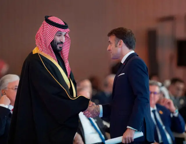 عکس آرشیوی مربوط به دیدار امانوئل مکرون، رئیس جمهور فرانسه با محمد بن سلمان، ولیعهد عربستان سعودی، در ریاض در سال ۲۰۲۴ است