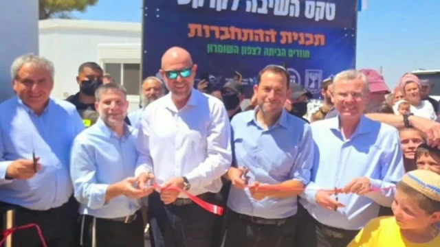 Minisitiri w’ubutabera wa Israel, Perezida w’inteko ishinga amategeko ya Israel ndetse n'uyobora komisiyo ihagarariye Abanya-Israel baba mu matongo bigaruriye muri ako gace bari bari gufungura ako gace. Ni umuhango witabiriwe n'abaturage bari inyuma yabo