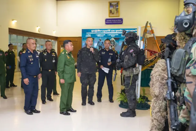 သြဂုတ် ၂၀ ရက်က ထိုင်းဘုရင့်တပ်မတော်ရဲ့ စစ်ဘက် ဖွံ့ဖြိုးရေးဌာနချုပ်မှာ  ထိုင်းအထူးစစ်ဆင်ရေးတပ်ဖွဲ့ SOUရဲ့ လုပ်ငန်းလည်ပတ်ပုံလေ့လာနေတဲ့ တပ်ချုပ်နဲ့ အထူးအရာရှိကြီးများအဖွဲ့