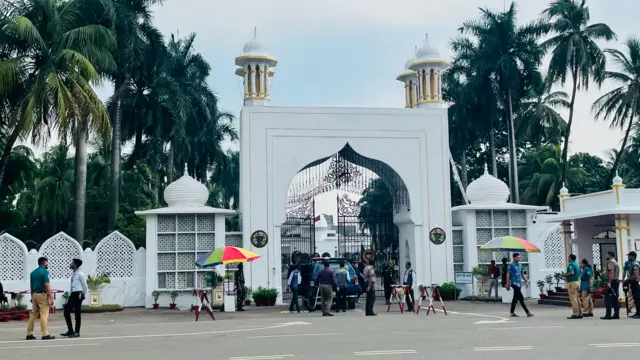 রাষ্ট্রপতির শপথ অনুষ্ঠান ঘরে বঙ্গভবনের আশপাশের এলাকায় সতর্ক অবস্থানে আইনশৃঙ্খলা বাহিনীর সদস্যরা