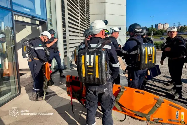 Представители экстренных служб на месте удара в Кривом Роге