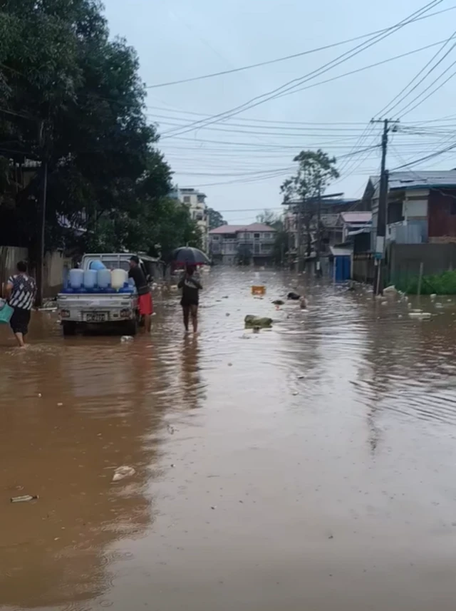 မြဝတီမြို့မှာ သြဂုတ် ၂၁ ရက်၊ မနက်ပိုင်း သောင်ရင်းမြစ်ရေတက်နေတဲ့ မြင်ကွင်း