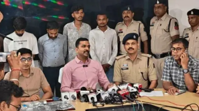 रायपुर की तेलीबांधा पुलिस ने एक प्रेस कांफ्रेंस में गिरफ़्तारी की जानकारी दी