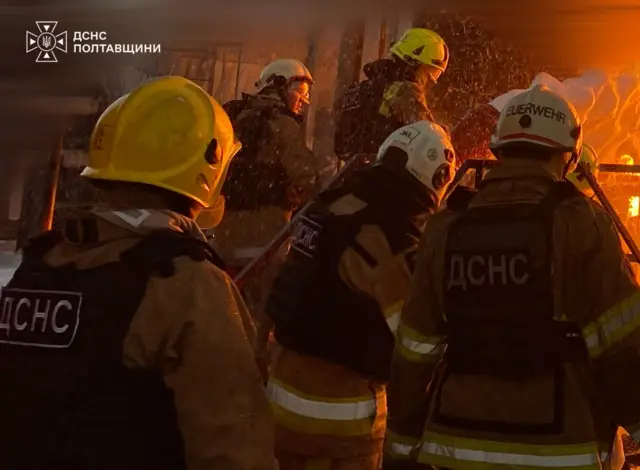 пожарные на пожаре после российского удара в Полтавской области