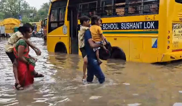 गुरुग्राम में सोमवार की बारिश के बाद छोटे-छोटे बच्चों तक को परेशानी झेलनी पड़ी