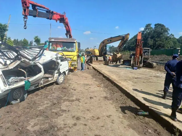 Balaan kun konkolaataa guddaarraa meeshaan minibaasiirra bu'uun mudate