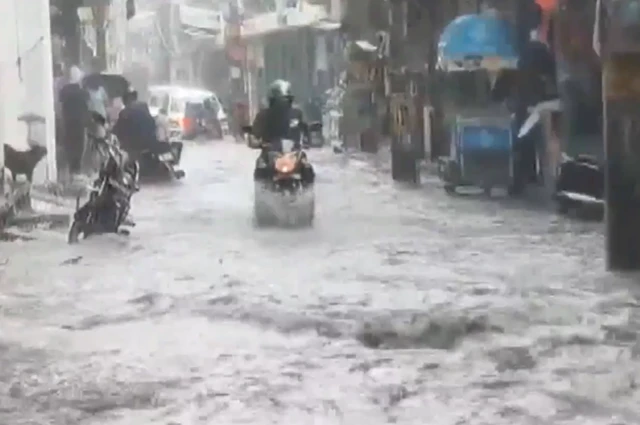 दुर्गा विहार की गलियों में पानी का बहाव किसी नदी की तरह दिख रहा है