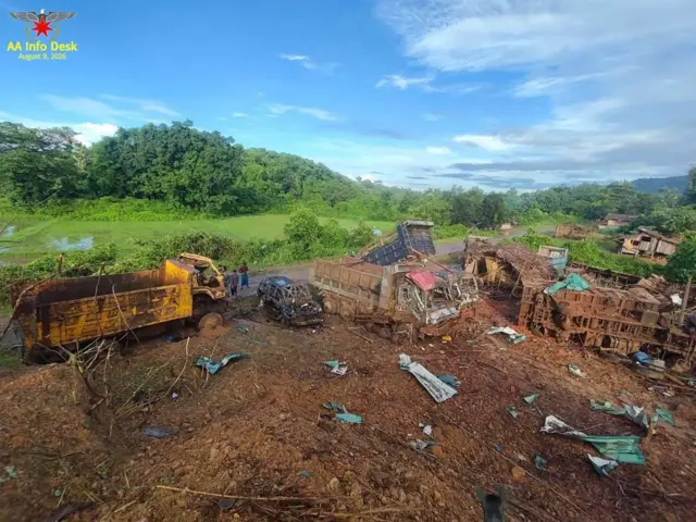 သြဂုတ် ၈ ရက်နေ့က ရခိုင်ပြည်နယ်၊ အမ်းမြို့နယ်ကို စစ်တပ်က လေကြောင်းတိုက်ခိုက်ပြီးနောက် မြင်ကွင်း