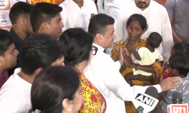 ফুটপাথবাসী মহিলার সঙ্গে মুখ্যমন্ত্রী শুভেন্দু অধিকারী