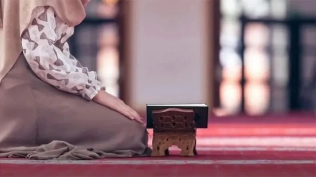 Gabar Muslimad ah oo kitaab aqrineysa