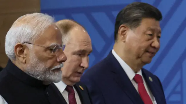 भारत के प्रधानमंत्री नरेंद्र मोदी के साथ रूस के राष्ट्रपति व्लादिमीर पुतिन और चीन के राष्ट्रपति शी जिनपिंग