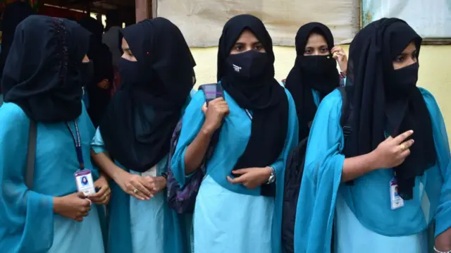 हिजाब पहनी लड़कियां