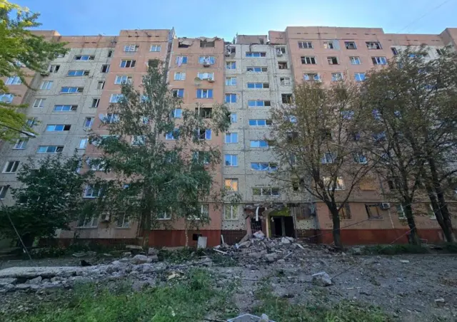 Дом, поврежденный в результате удара.